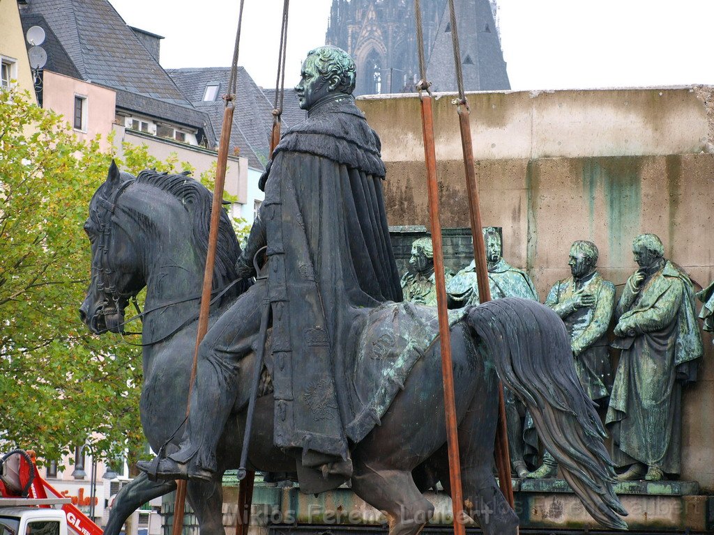 Reiterdenkmal kehrt zurueck auf dem Heumarkt P41.JPG